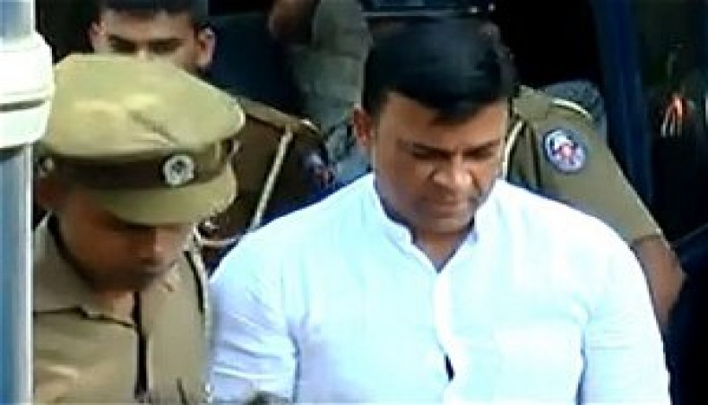 Ranjan Ramanayake is being escorted by police.- Courtesy Colombopage.com