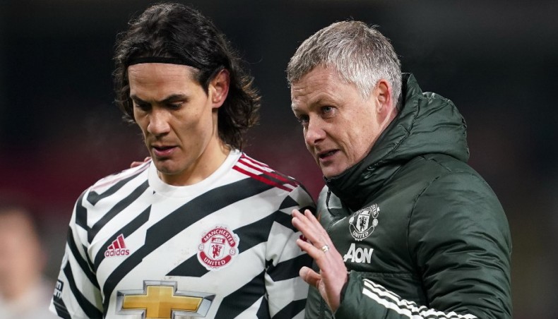 Manchester United manager Ole Gunnar Solskjaer (R) talks with striker Edinson Cavani during half-time of their Premier League match against Burnley at Turf Moor on Tuesday. — AFP photo