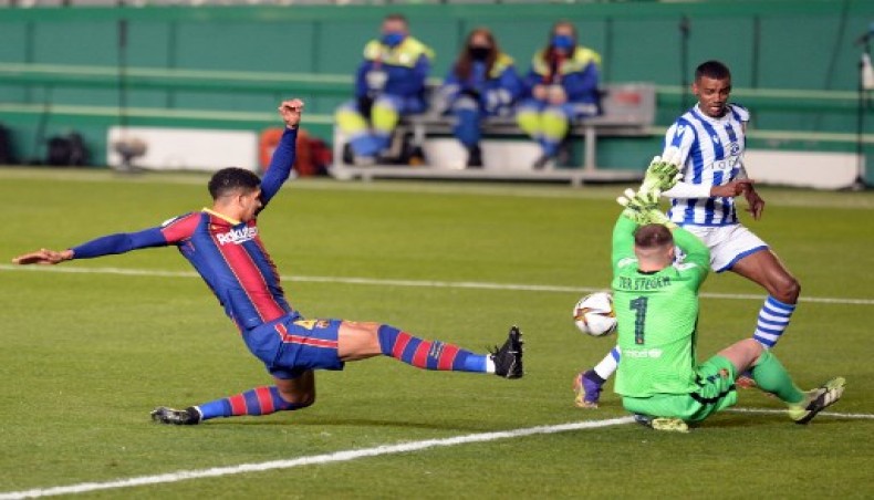 Real Sociedad's Swedish forward Alexander Isak (R) vies with Barcelona's German goalkeeper Marc-Andre ter Stegen and Barcelona's Uruguayan defender Ronald Araujo (L) during the Spanish Super Cup semi final football match between Real Sociedad and FC Barcelona at the Nuevo Arcangel stadium in Cordoba on January 13, 2021.- AFP photo