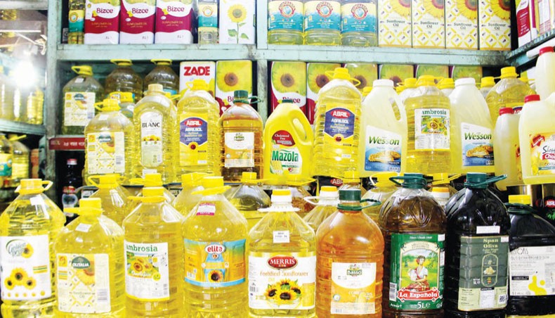 A photo shows soya bean oil on display at a grocery store at the Kaptan Bazar kitchen market in the capital on Friday. Prices of soya bean oil and sugar continued to rise on the kitchen markets in the city over the week ending on Friday.— Focusbangla photo