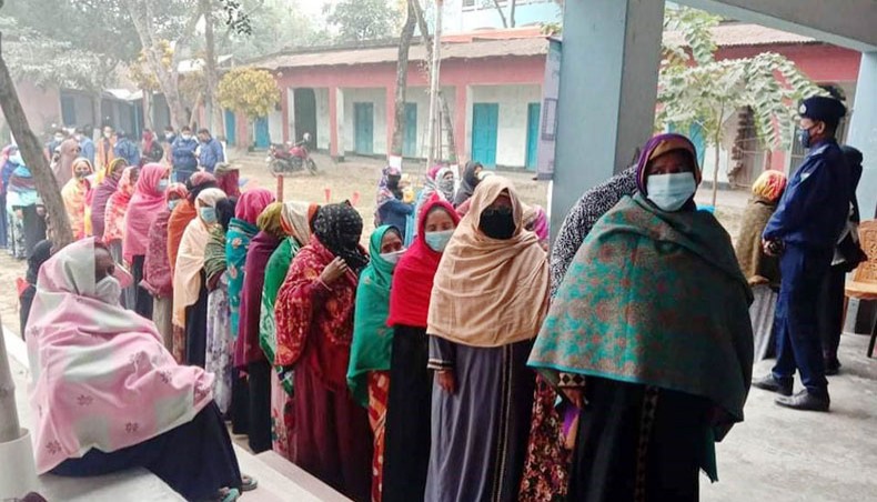 Voters waiting into a queue at the Naldanga Government High School centre in Natore during the second phase of the municipality polls on Saturday. — Focus Bangla Photo