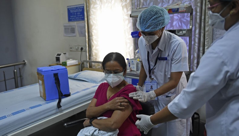 A medical worker inoculates a doctor with a COVID-19 vaccine at the Institute of Kidney Diseases and Research Centre in Ahmedabad on January 16. — AFP Photo