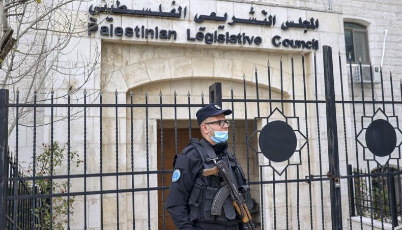 Members of the Palestinian security forces stand guard outside the Legislative Council building in the occupied-West Bank town of Ramallah, on January 16, 202. -- AFP photo