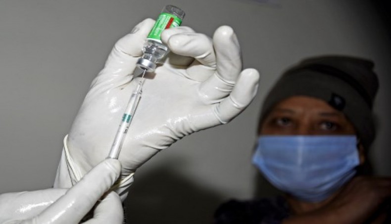 A medical worker prepares to inoculate a colleague with a COVID-19 coronavirus vaccine at the Civil hospital in Amritsar on January 16, 2021.- AFP photo
