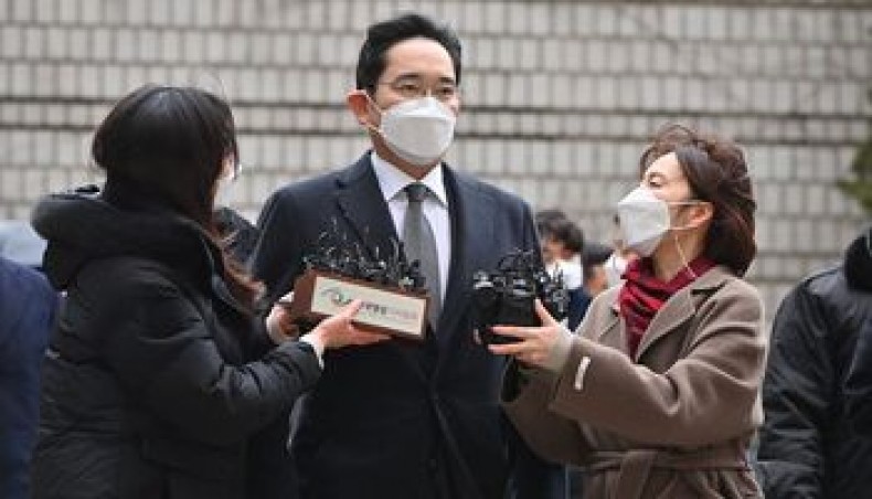 Lee Jae-yong, vice-chairman of Samsung Electronics, arrives at a court for a trial in his bribery scandal involving former South Korean president Park Geun-hye in Seoul on January 18, 2021. — AFP photo