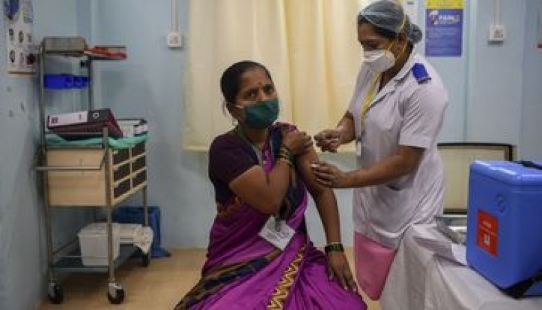 A medical worker inoculates a colleague with a COVID-19 coronavirus vaccine at the Rajawadi Hospital in Mumbai on January 19, 2021. -- AFP photo