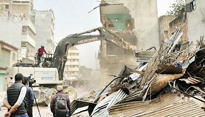 A Dhaka North City Corporation excavator demolishes illegal structures at Mirpur Section-11 in the capital on Friday. — Focus Bangla photo