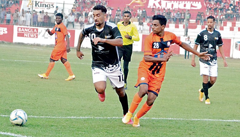 Bashundhara Kings’ Brazilian forward Robson Da Silva (L) runs with the ball during their Bangladesh Premier league match against Brothers Union in Cumilla on Saturday. — BFF photo