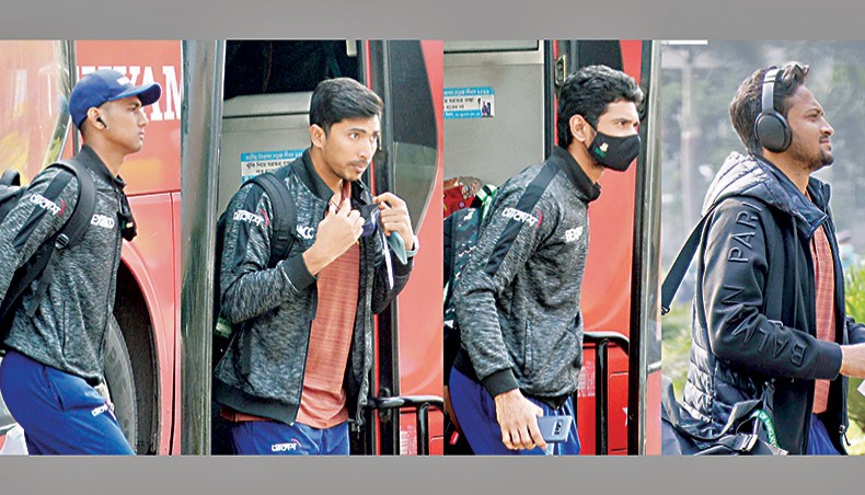 Bangladesh cricketers (from L-R) Hasan Mahmud, Soumya Sarkar, Mahmudullah and Shakib Al Hasan are seen upon the team’s arrival at a hotel in Chattogram on Saturday. — BCB photo