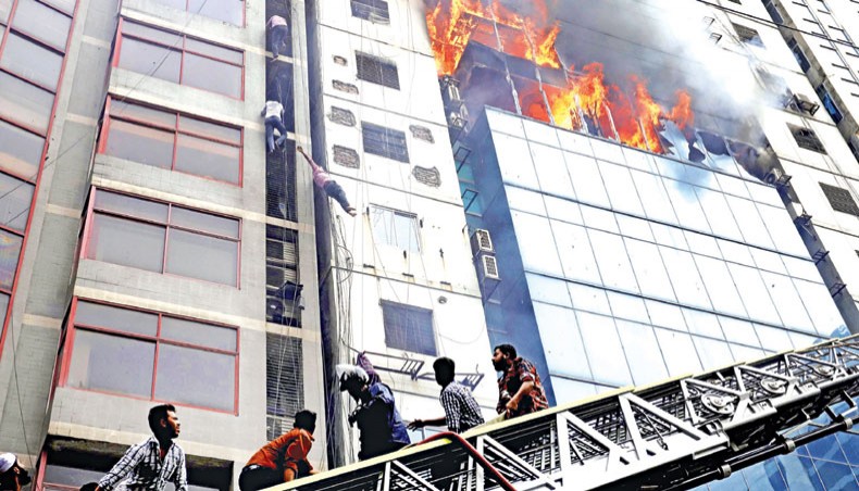 People get out of FR Tower using grilles and utility cables following a fire at the high-rise in Dhaka on March 20, 2019. — File photo