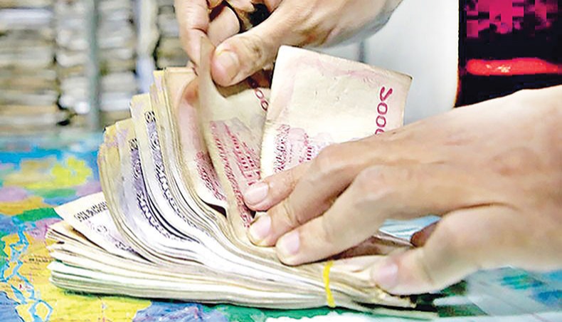 A file photo shows a man counting taka notes in the capital. Year-on-year deposit growth in the country’s Islamic banks at the September-end quarter of 2020 was much higher than the growth rate in the country’s overall banking sector at the end of the same quarter, reflecting a growing public interest in Shariah-based banking system.— New Age photo