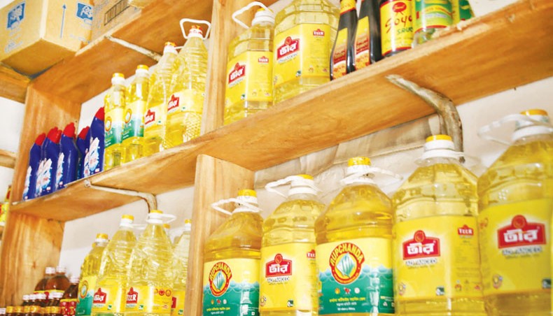 A file photo shows packaged edible oil, including soya bean oil, on display at a grocery store in the Matuail Bottola kitchen market in the capital. — Focusbangla photo