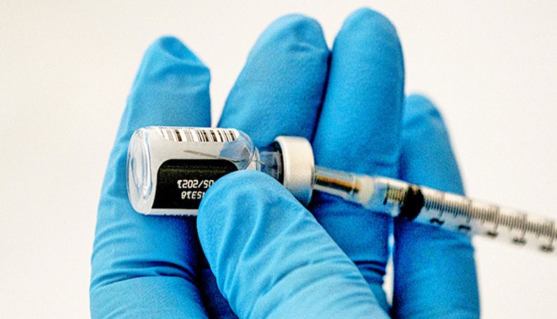 A pharmacist prepares COVID-19 vaccines for patients arriving at Town Toyota Centre on January 26 Wenatchee, Washington. — Agence France-Presse/Getty Images/David Ryder