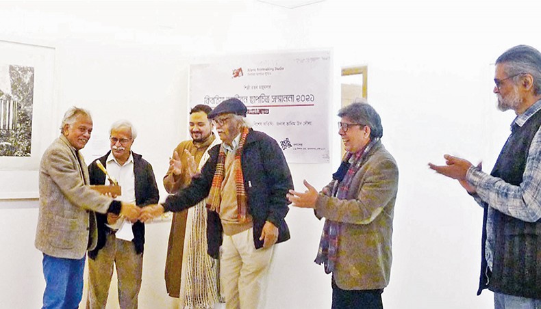Artist Ratan Mojumder receives Kibria Lifetime Achievement Award 2021 at the inaugural ceremony of the Chhapchitra Sammanana Pradarshani 2021 on February 5. — press release