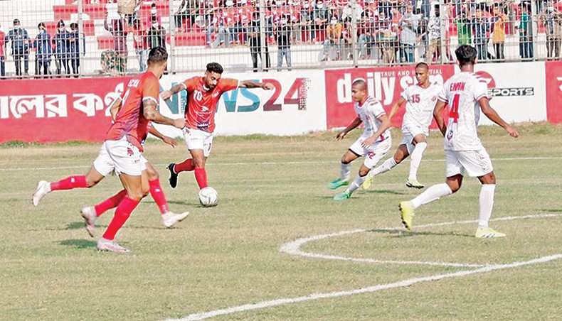 Banshundhara Kings’ Brazilian forward Robson Azevedo Da Silva (3rd-L) dribbles the ball before scoring his team’s opening goal against Muktijoddha Sangsad during their Bangladesh Premier League match in Cumilla on Monday. — BFF photo