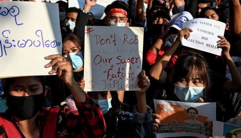 Myanmar Protesters Continue Their Protests Defying Army Warnings