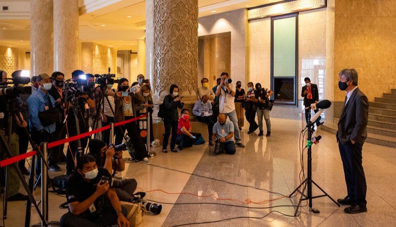 Malaysian news site Malaysiakini's editor-in-chief Steven Gan speaks to members of the media at the federal court after his verdict contempt of court proceeding in Putrajaya on February 19, 2021. -- AFP photo