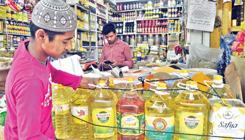 A photo shows edible oil bottles on display at a grocery store in Karwan Bazar in the capital on Friday. Traders on Friday increased the price of soya bean oil in the kitchen markets in Dhaka city despite the government setting the price of the product on Wednesday.— Focsubangla photo