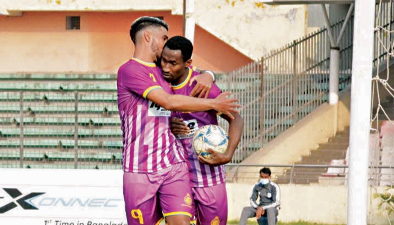 Chittagong Abahani’s Nigerian midfielder Chinedu Matthew (R) celebrates after scoring his team’s opening goal against Rahmatganj MFS at the BNS on Tuesday. — BFF photo