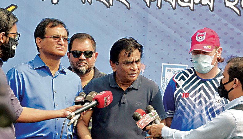 Bangladesh Football Federation president Kazi Salahuddin (C) speaks to reporters in Kamalapur on Tuesday. — BFF photo