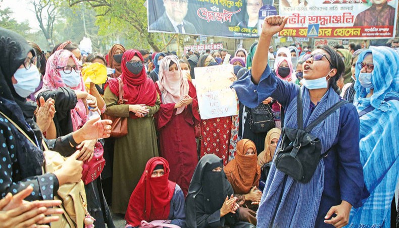 Students of seven Dhaka University-affiliated colleges chant slogans as they block Nilkhet crossing in Dhaka on Wednesday in demand of the continuation of ongoing and scheduled examinations. — Sony Ramany