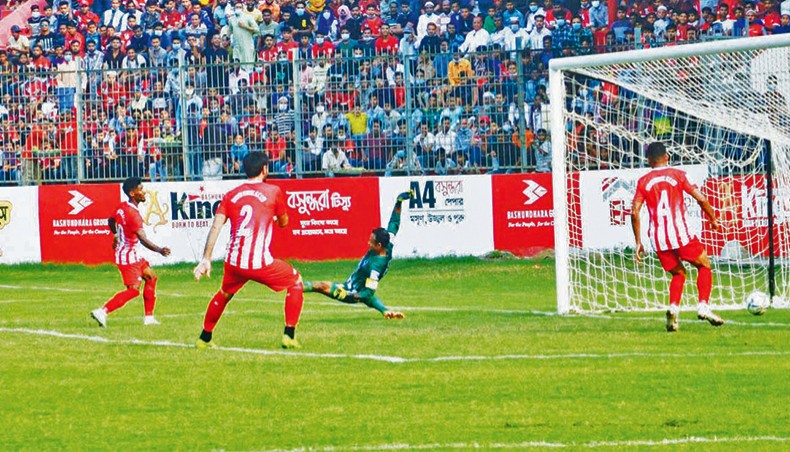 Bashundhara Kings’ Brazilian forward Robson Azevedo Da Silva (L) scores against Sheikh Russel Kira Chakra during their Bangladesh Premier League match at Cumilla on Wednesday. — BFF photo