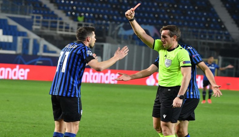 German referee Tobias Stieler shows red card to Atalanta midfielder Remo Freuler (L) during the UEFA Champions League round of 16 first leg match between Atalanta and Real Madrid at the Atleti Azzurri d'Italia stadium in Bergamo on Wednesday. — AFP photo