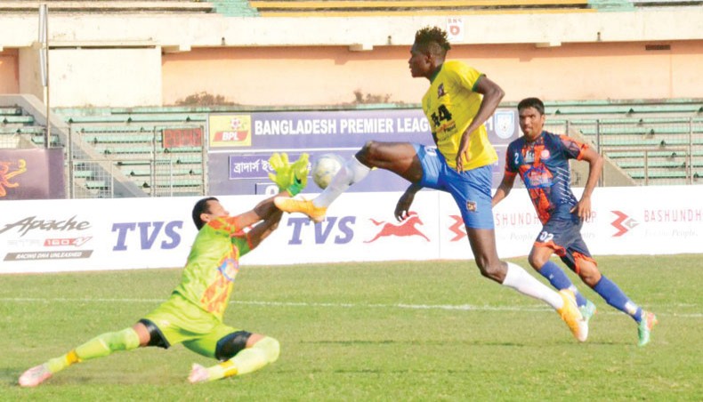 Sheikh Jamal Dhanmondi Club’s Gambian forward Sulayman Sillah (C) scores his team’s first goal during their Bangladesh Premier League match against Brothers Union at the BNS on Thursday. — BFF photo