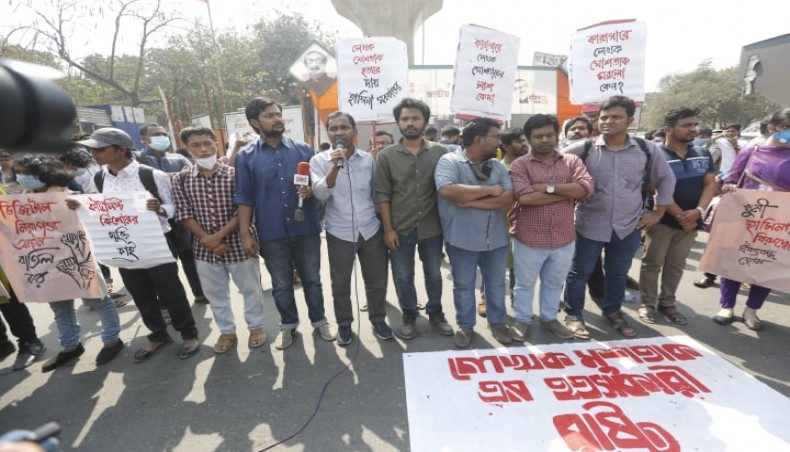 Students stage a protest against the death of writer Mushtaq Ahmed on the Dhaka University campus on Friday.- Sony Ramany