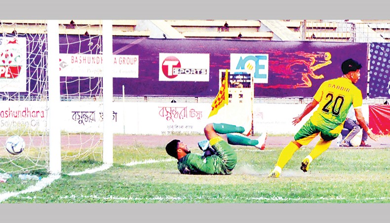 Rahmatganj Muslim Friends Society forward Sabbir Ahmed misses a close chance against Muktijoddha Sangsad Krira Chakra in their Bangladesh Premier League match at the Bangabandhu National Stadium on Friday. — BFF photo