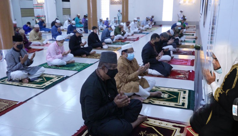 Attendants offer doa after Jumma prayers at the BGB Central Mosque at Pilkhana in Dhaka on Friday seeking the salvation of the departed Bangladesh Rifles personnel who were killed during the Bangladesh Rifles mutiny in 2009. — Press Release Photo