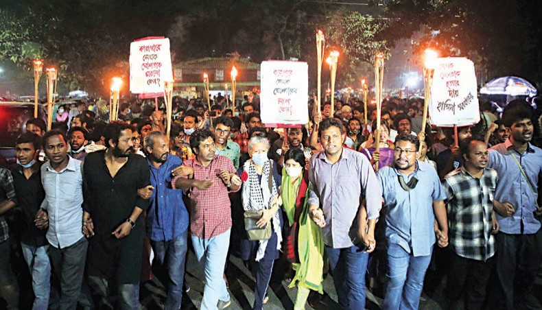 People from different walks of life bring out a torch procession from Dhaka University TSC on Friday in protest against the death of writer Mushtaq Ahmed in police custody and in demand of the cancellation of the Digital Security Act. — Sony Ramany