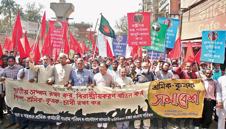 Workers of sugar, jute, spinning and textile mills bring out a procession in Dhaka on Saturday following a rally they organised to protest against the de-nationalisation of the mills. — New Age photo