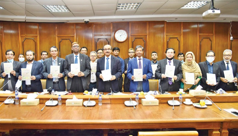 Bangladesh Bank governor Fazle Kabir unveils a report titled ‘Policy Measures of Bangladesh Bank in Response to the COVID19 Pandemic’ at the central bank’s headquarters in Dhaka on Sunday. BB deputy governors Ahmed Jamal and Kazi Sayedur Rahman and executive director Md Habibur Rahman, among others, were present at the launching. — New Age photo