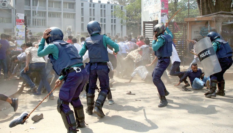 Police personnel charge batons at Jatiyatabadi Chhatra Dal activists in front of the National Press Club in the capital on Sunday morning. — Sony Ramany