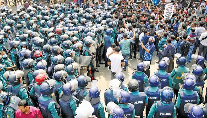 Police stop a procession of Progressive Students’ Alliance in front of the Bidyut Bhaban near the Secretariat on Monday in Dhaka as they march towards the home ministry demanding justice for writer Mushtaq Ahmed’s death. — Sourav Laker