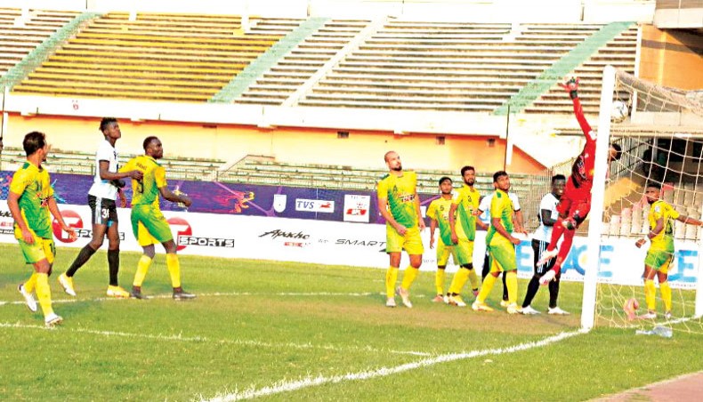 Rahmatganj Muslim Friends Society goalkeeper Rasel Mahmud Liton (R) fails to stop a corner-kick by Sheikh Jamal Dhanmondi Club’s Uzbekistan midfielder Vali Jonov Otabek (not in picture) during their Bangladesh Premier League match at the BNS on Tuesday. — BCB photo