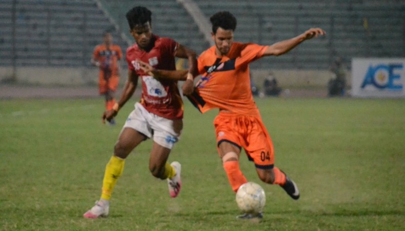 An action from the Bangladesh Premier League match between Brothers Union and Arambagh Krira Sangha at the Bangabandhu National Stadium on Monday.-- BFF photo