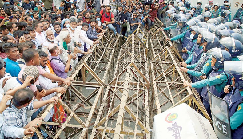 Police stop the citizens’ march towards the Prime Minister’s Office near the Hotel Intercontinental at the capital’s Shahbagh that begins from the National Press Club on Wednesday demanding justice for deaths in custody, including writer Mushtaq Ahmed’s death, and scrapping of the controversial Digital Security Act. — New Age photo