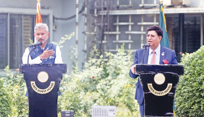 Indian external affairs minister S Jaishankar and his Bangladeshi counterpart AK Abdul Momen take turns in speaking at a joint media briefing following their meeting at the state guest house Padma in Dhaka on Thursday. — New Age photo