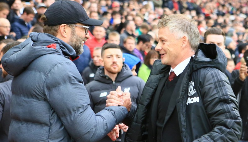 A file photo shows Liverpool manager Jurgen Klopp (L) shakings hands with his Manchester United counterpart Ole Gunner Solskjaer.-- AFP photo