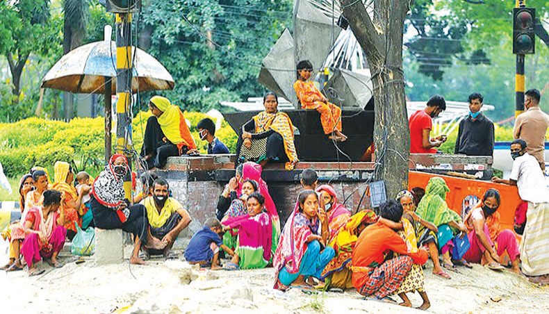 A file photo shows relief-seekers waiting on a street island near the National Press Club in Dhaka as the COVID-19 outbreak pushed the poor to streets to receive food from donors.Deposits in Tk 10 bank accounts dropped by 80.82 per cent or Tk 163.4 crore year-on-year at the end of December 2020 as poor people had to spend the last of their savings to survive the coronavirusinduced economic hardship.— New Age photo
