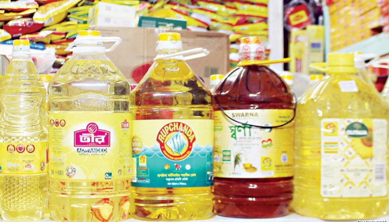 A photo shows soya bean oil bottles on display at a grocery store at the Kaptan Bazar kitchen market in Dhaka on Friday. The prices of chickens and soya bean oil have continued rising on the kitchen markets in the capital, Dhaka, due to an increased demand for the items. — Focusbangla photo