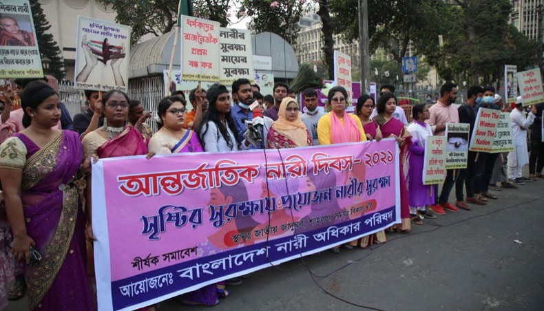 Bangladesh Students’ Rights Council launches its women wing titled ‘Bangladesh Women’s Rights Council’ in front of the National Museum on Monday. — New Age Photo