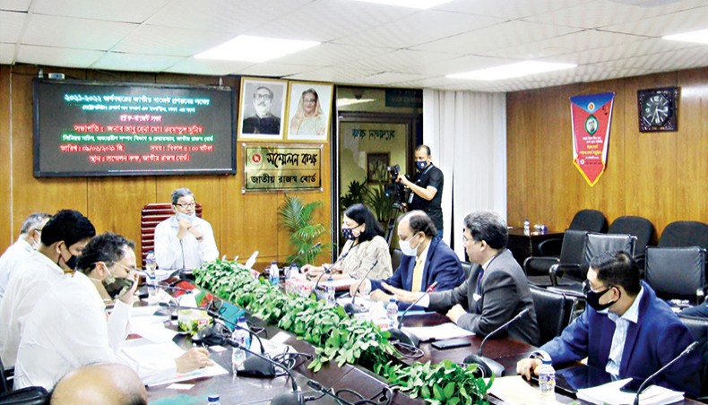 NBR chairman Abu Hena Md Rahmatul Muneem presides over a pre-budget discussion with a delegation of Metropolitan Chamber of Commerce and Industry held at the NBR headquarters at Segunbagicha in Dhaka on Tuesday. MCCI president Nihad Kabir led the delegation. — New Age photo