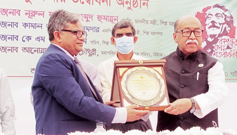 Industry minister Nurul Majid Mahmud Humayun receives a crest at the launch event of ‘Bangabanghu Corner’ at Bangladesh Industrial and Technical Assistance Centre administrative building at Tejgaon in the capital on Wednesday. — Press release