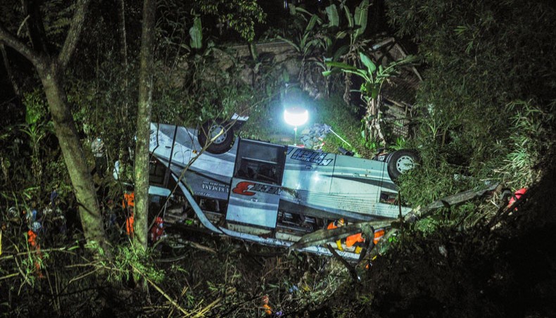 This picture taken on March 10, 2021 shows rescuers evacuating victims of a bus accident that plunged into a ravine in Wado subdistrict, in Sumedang, West Java, which claimed 27 lives. -- AFP photo
