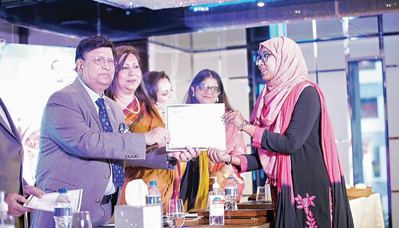 Foreign minister AK Abdul Momen distributes certificates among ICT trainees during a programme hosted by Bangladesh Hi-Tech Park Authority at a Dhaka hotel on Thursday. — Press release