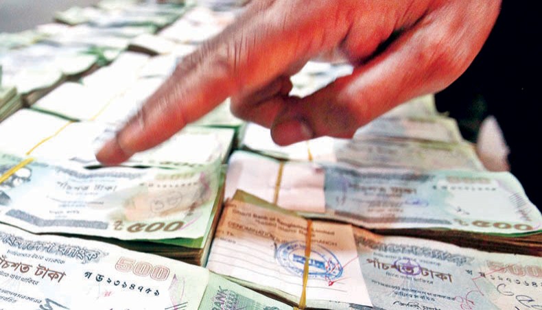 A file photo shows a man counting bundles of taka notes in Dhaka. The government’s borrowing from the banking sector turned negative in the July-February period of the current fiscal year 2020-2021 amid heavy sales of national savings certificates and low spending on implementation of the annual development programme amid the COVID-19 outbreak. — New Age photo