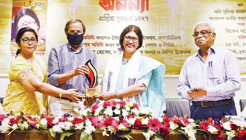 Jharna Rahman, second from right, receives Ananya Literary Award 1427at an award-giving programme held at Sufia Kamal Auditorium of Bangladesh National Museum on Tuesday. — Sony Ramany